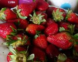 A picture of step 1 of Fruit custard trifal.
