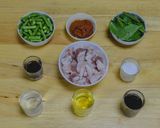 รูปขั้นตอนการทำที่ 1 ของ หมูสามชั้นผัดพริกแกงถั่วฝักยาว กินกับข้าวสวยร้อนๆ อร่อยมาก