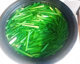 Hình bước làm 4 của món Canh đậu hũ hẹ hầm với xương heo 🌱