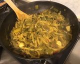 Une image de l'étape 2 de Fettuccines bicolores aux poireaux, bouillon de gambas, crème et persil (one pot pasta).