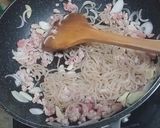 รูปขั้นตอนการทำที่ 2 ของ ผัดเส้นบุกสาหร่าย,หน่อไม้,ไข่,หมูสับ