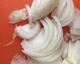 Foto del paso 1 de la receta: Calabacines con cebollas y mozzarella