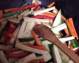 Foto del paso 2 de la receta: Pollo al pimentón con verduras salteadas cremosas