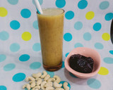 A picture of step 2 of Dates banana shake.