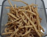 Foto langkah ke 6 dari resep Stik Bawang Renyah Tanpa Cetakan.