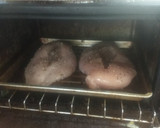 Foto del paso 1 de la receta: Pollo coronado con palmitos, frijoles, choclo y papas encebolladas