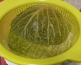 Foto del paso 2 de la receta: Bacalao asado en airfryer sobre "conchas" de col rizada