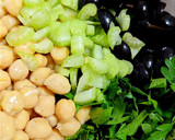 Foto del paso 2 de la receta: Ensalada de garbanzos, anchoas y aceitunas negras