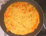 Foto langkah ke 5 dari resep Omlet Mie Ekonomis.
