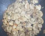 Foto del paso 5 de la receta: Tallarines de Arroz con Champiñones y Secreto Ibérico en Salsa de Hongos