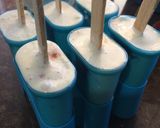 Foto del paso 4 de la receta: Paletas heladas de crema rellenas de fresa