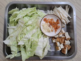 美味的便當菜-油豆腐金針菇炒高麗菜