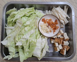 美味的便當菜-油豆腐金針菇炒高麗菜的食譜步驟1照片