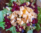 Foto del paso 4 de la receta: Ensalada de remolacha, lechuga, queso, pasas, y nueces