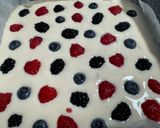 Foto del passaggio 4 della ricetta Quadrotti allo yogurt con frutti di bosco, frozen