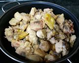 Foto del paso 2 de la receta: Pollo en pepitoria