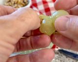 Foto del paso 2 de la receta: Trufas saladas de queso y uva
