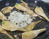 Foto del paso 2 de la receta: Arroz con huevas de sepia, gambas, alcachofas y ajetes