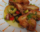 Foto del paso 13 de la receta: Chuletas de lechón con ajos tiernos, verduras y miel
