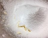 Foto del paso 2 de la receta: Tarta balón con galletas navideñas y frosting de turrón ⚽️