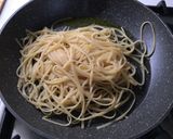Foto del passaggio 5 della ricetta Linguine con crema di piselli, gamberi e ricotta
