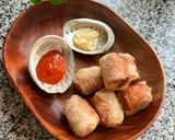 Hình bước làm 5 của món Món Ăn Vặt Làm Trong Tích Tắc: Xúc Xích Cuộn Bánh Tráng Chiên Giòn 🤤