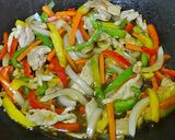 รูปขั้นตอนการทำที่ 3 ของ หมูผัดพริกหวาน