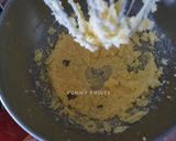 Foto langkah ke 1 dari resep Simple Cupcakes with icing vanilla flower decoration ala Venny.