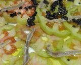 Foto del paso 5 de la receta Carpacio de tomate con anchoas y picada de aceitunas negras