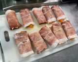Une image de l'étape 8 de Roulés apéros au melon, jambon cru et roquefort.