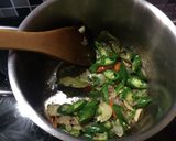 Foto langkah ke 2 dari resep Kulit Sapi Cabe Hijau Masak Santan.