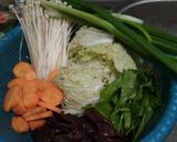Foto langkah ke 1 dari resep Sup Bakso Enoki.
