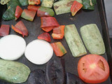 Filet de pescado con salsa de manteca dorada, ratatouille y crus