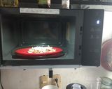 Foto del paso 5 de la receta: Pizza Fácil Con Tortilla de Harina en Microondas