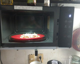 Foto del paso 5 de la receta: Pizza Fácil Con Tortilla de Harina en Microondas