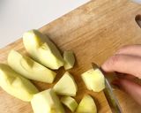 Hình bước làm 2 của món Gà sốt táo cho bé