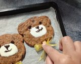 Foto langkah ke 5 dari resep Bear Cookie Popsicle.