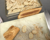 Foto del paso 1 de la receta: Láminas de pan tostado