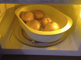 Patate intere in microonde