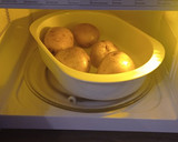 Foto del passaggio 2 della ricetta Patate intere in microonde
