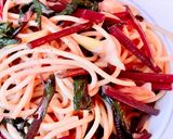 Hình bước làm 4 của món 🌱 Mì Ý Xào Lá Củ Dền Đỏ (Vegan)
