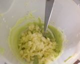 Foto del passaggio 1 della ricetta Crema di avocado, con calamari e cipollotti fritti