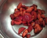 A picture of step 1 of Makhana strawberry custard.