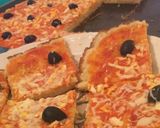 صورة لخطوة 9 من وصفة بيتزا 🍕 بالسميد الرقيق