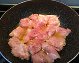 Foto del paso 2 de la receta: Muslos deshuesados en salsa cremosa de cebolla