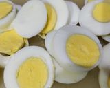 A picture of step 2 of Egg Pakoras.