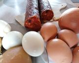 Rakott burgonya házi kolbászból, sajttal besütve recept fázis 1 fotója