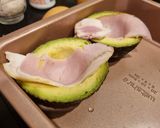 รูปขั้นตอนการทำที่ 1 ของ อะโวคาโดอบกับไข่และเบคอน breakfast/brunch