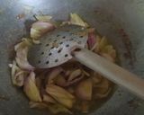A picture of step 2 of Moghlai chicken gravy.