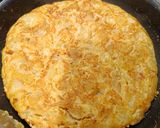Foto del paso 5 de la receta: Tortilla de patatas con fumet de gambón